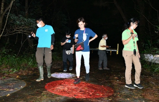 専用GPS機器を使って散策